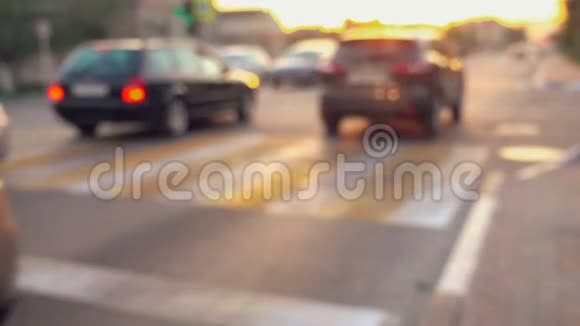 日出时的城市道路视频的预览图