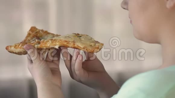 肥胖女性吃比萨饼片享受味道超重垃圾食品视频的预览图