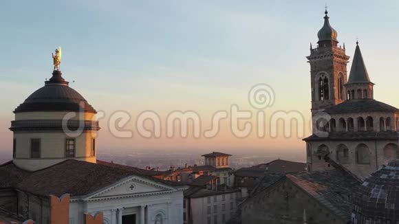 贝加莫意大利古老的城镇日落时观赏圣玛丽亚马吉奥雷教堂和大教堂穹顶视频的预览图