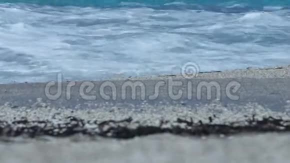 夏天的假期里带着蓝水和白大浪的海洋视频的预览图