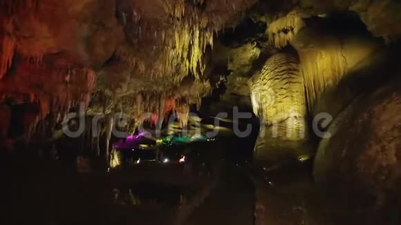 前往库塔伊西高加索山脉色彩斑斓的神秘洞穴视频的预览图