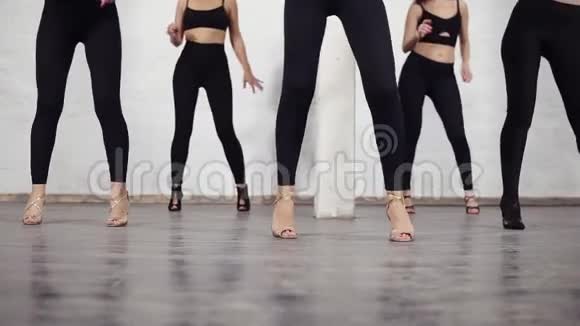 女足在交际舞鞋中的基本步法视频的预览图