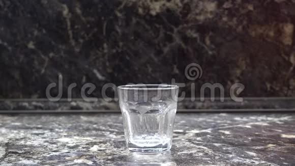 compote是从瓶子里倒入玻璃杯的视频的预览图