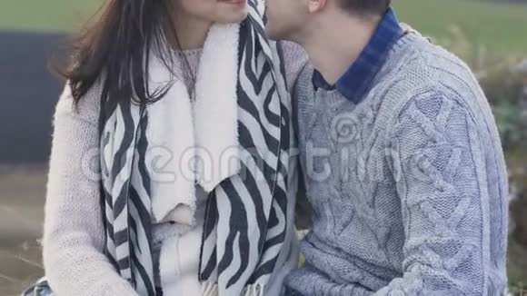 浪漫情侣亲吻自然背景的肖像视频的预览图