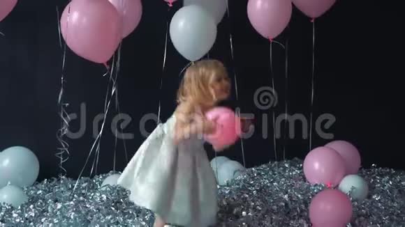 一个美丽的小女孩的画像微笑着手里拿着彩色气球里面有许多气球和一个视频的预览图
