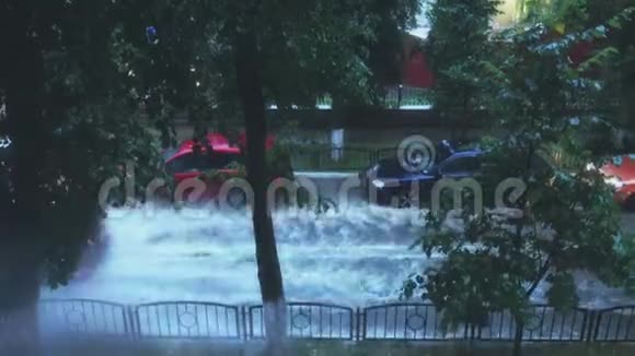 汽车在大雨中沿着城市被淹的街道行驶视频的预览图