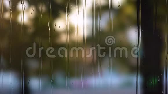 城市街道雨天通过咖啡厅窗口观看抽象背景视频的预览图