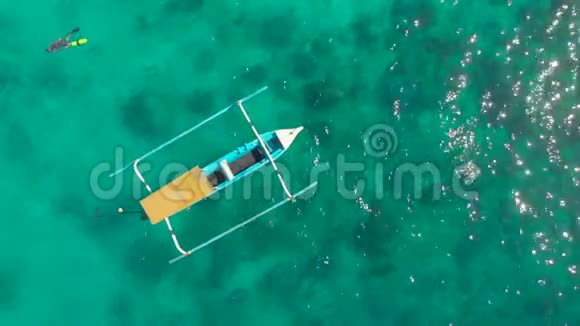 空中拍摄的一个潜水点与许多潜水和浮潜人在一个绿松石清澈的水水下运动视频的预览图