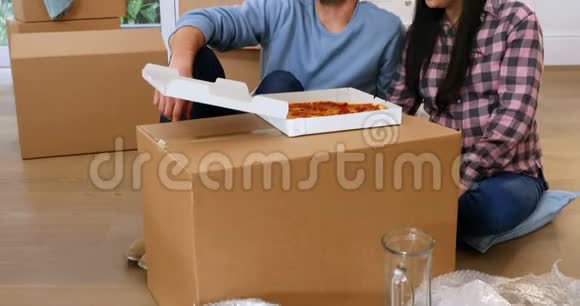 一对夫妇在新房吃披萨视频的预览图