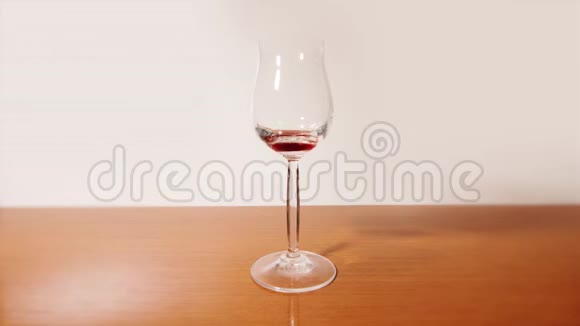 一个酒杯里装满了红酒视频的预览图