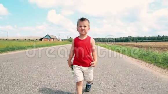 一个带着一束雏菊的小男孩在路上视频的预览图