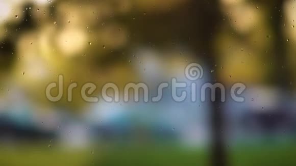 城市街道雨天用窗户抽象出美丽的背景模糊的背景视频的预览图