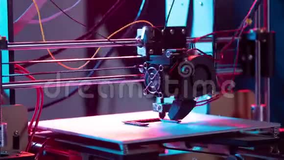 3D打印或添加剂制造和机器人自动化概念彩色光上的3d打印机视频的预览图