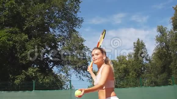 户外运动的漂亮女网球运动员视频的预览图