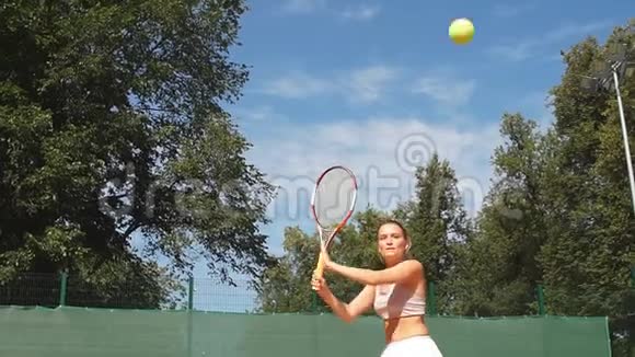 户外运动的漂亮女网球运动员视频的预览图