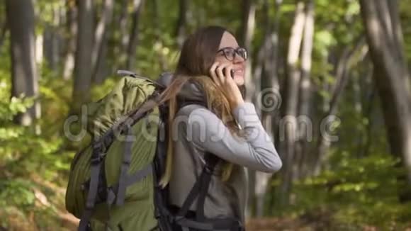 森林里的旅游电话视频的预览图