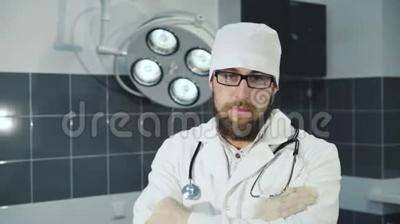 成功开朗英俊的医生双手交叉的画像视频的预览图