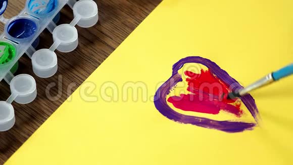 幼儿绘画一幅画小女孩的手画一颗五颜六色的心视频的预览图