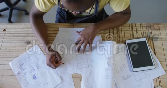 木匠在纸4k上画草图视频的预览图