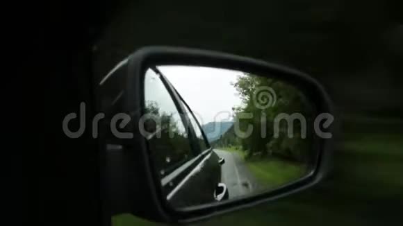 侧镜夏日乡村公路的倒影视频的预览图