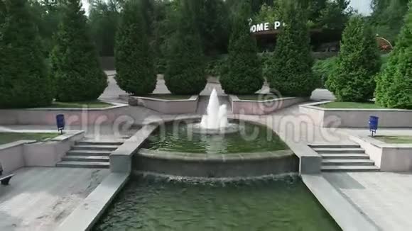 Dron从市中心一个公园的喷泉里飞来视频的预览图