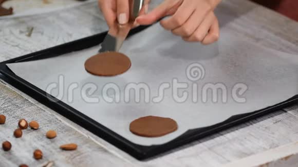 将生巧克力饼干放在带有羊皮纸的烤盘上准备烘烤视频的预览图