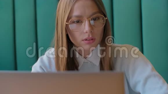 在现代办公室工作的女商人的特写肖像使用电脑触摸屏看监视器视频的预览图