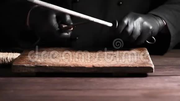 用黑色乳胶手套做饭磨刀视频的预览图