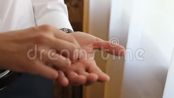 新郎手掌上的结婚戒指求婚视频的预览图