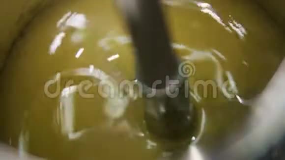 上观实验室金属混合器进入混浊液体停止视频的预览图