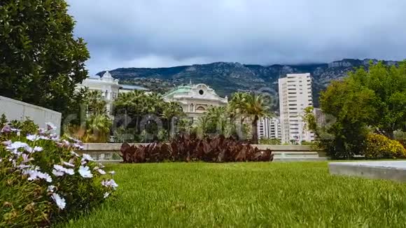 摩纳哥蒙特卡洛大赌场附近美丽的花园和建筑视频的预览图