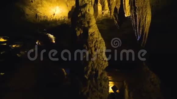 格鲁吉亚库塔伊西白索山古洞内的石岩视频的预览图