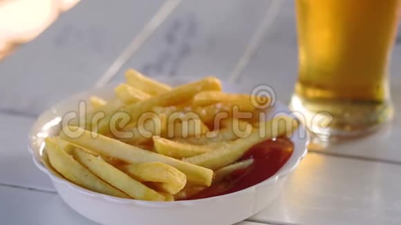 薯条加番茄酱和一杯啤酒视频的预览图