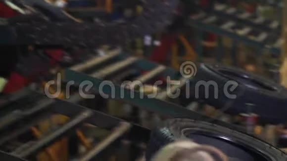 传送带与成品轮胎在工厂视频的预览图