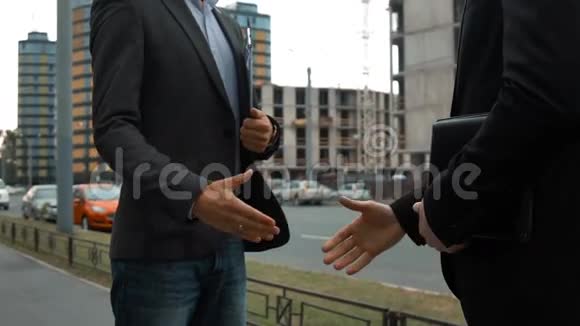 两个建筑商在握手视频的预览图