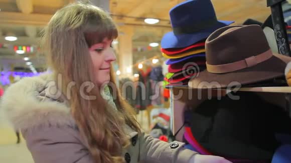 女顾客戴着可爱的滑稽帽子在百货玩得很开心视频的预览图