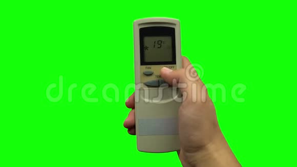 手推温度按钮上空调遥控器绿色屏幕视频的预览图