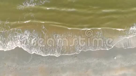 4K海滩高空波浪来到岸边从上面眺望北海的绿色水域和灰色的海沙视频的预览图