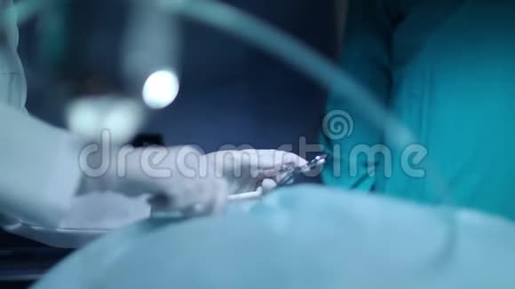 外科医生用外科手术工具医疗手术外科缝纫视频的预览图