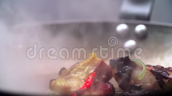 海鲜煎入沸油中视频的预览图