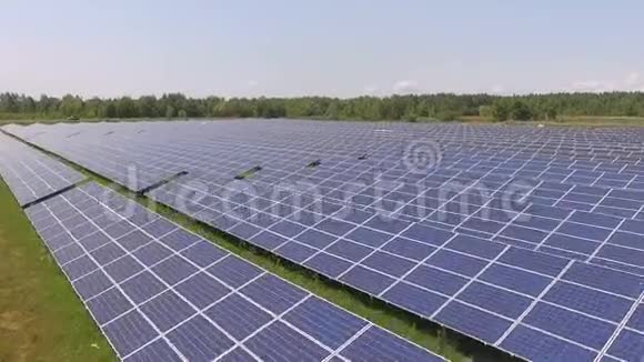 美丽太阳能电池板农场生态保护视频的预览图