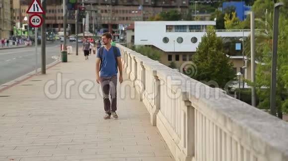 中年男子驻足观看名城地标欧洲观光视频的预览图