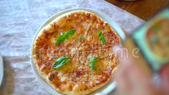 餐馆里的女人用手机相机拍食物披萨女性的双手在一张比萨饼上拍照视频的预览图