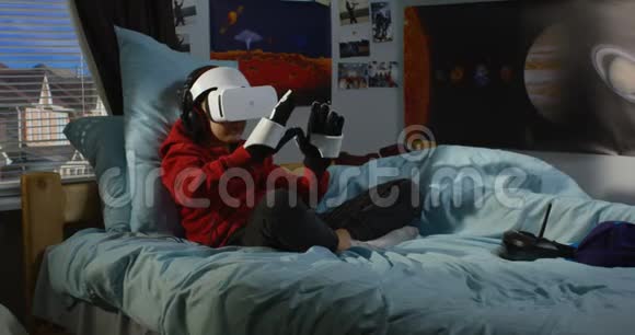 男孩玩VR耳机和外骨骼手套视频的预览图