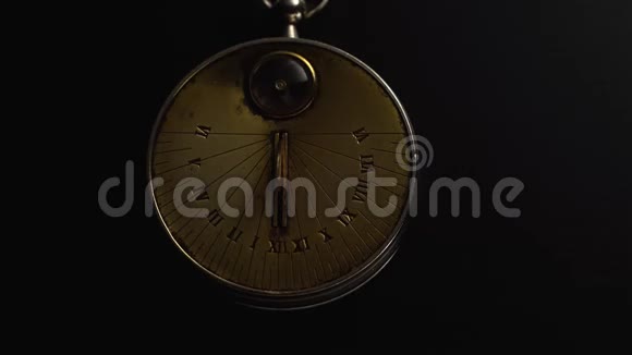 日落古董钟显示时间黑色背景关门视频的预览图