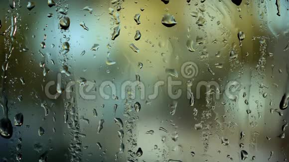 城市街道雨天通过咖啡厅窗口观看抽象背景视频的预览图