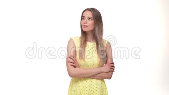 微笑的神秘女人穿着裙子双臂交叉看着白色背景的摄像机视频的预览图