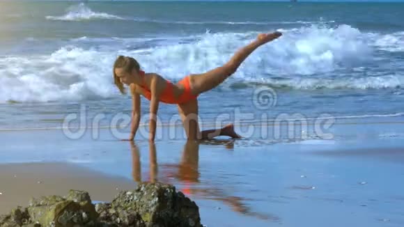 强烈的泡沫浪潮洗涤女孩的身体做运动海滩视频的预览图