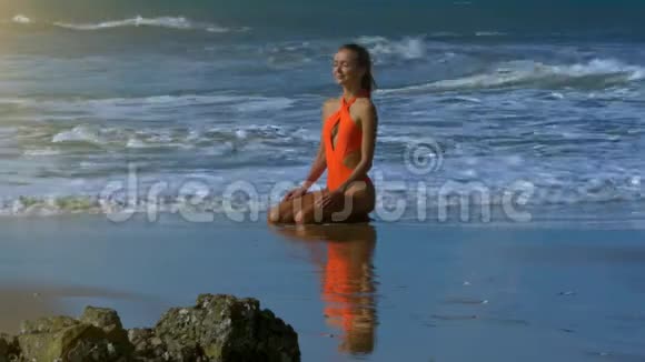 沐浴在沙滩上的橙色的泡沫浪潮视频的预览图