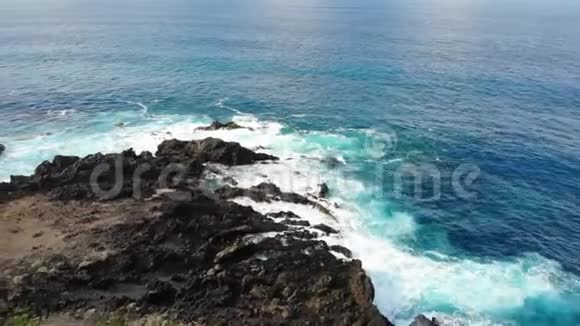大西洋的波浪拍打着岩石海岸顶部的景色海面上波涛汹涌水溅在岸边Tenerif视频的预览图